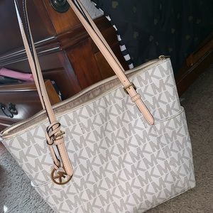 Micheal Kors Monogram Purse